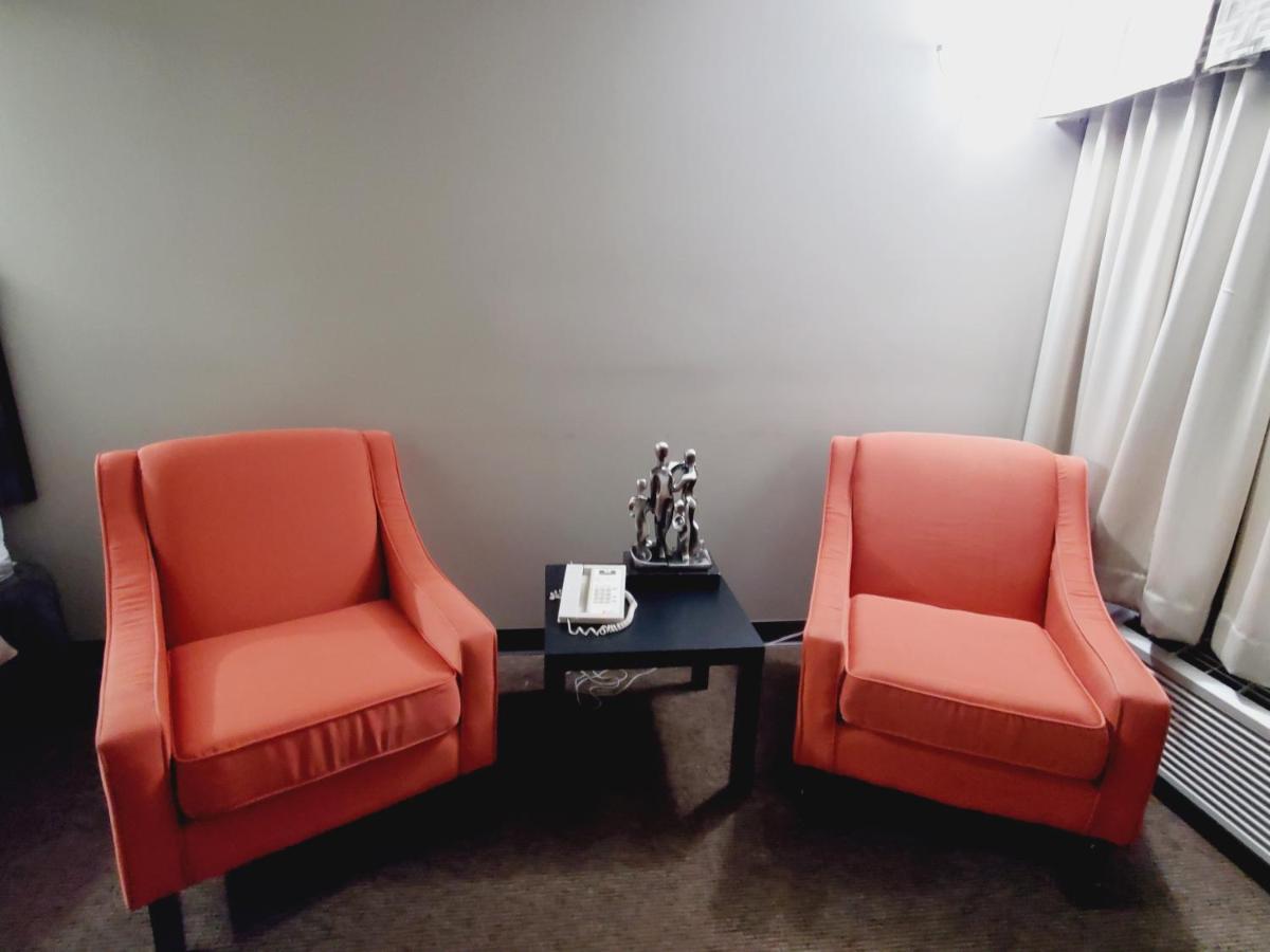 Royal Lodge Edmonton Bagian luar foto