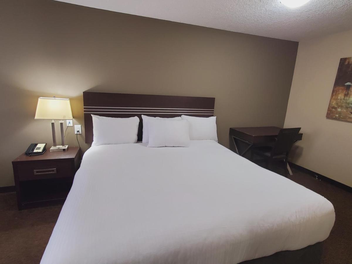 Royal Lodge Edmonton Bagian luar foto