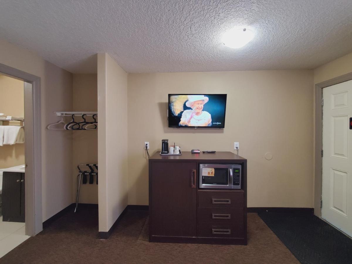 Royal Lodge Edmonton Bagian luar foto