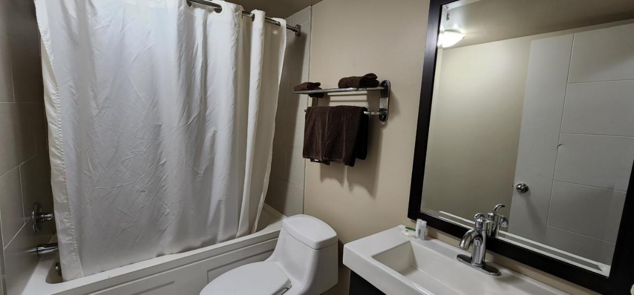 Royal Lodge Edmonton Bagian luar foto