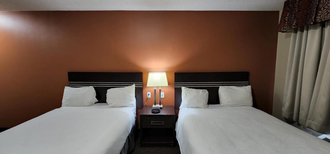 Royal Lodge Edmonton Bagian luar foto
