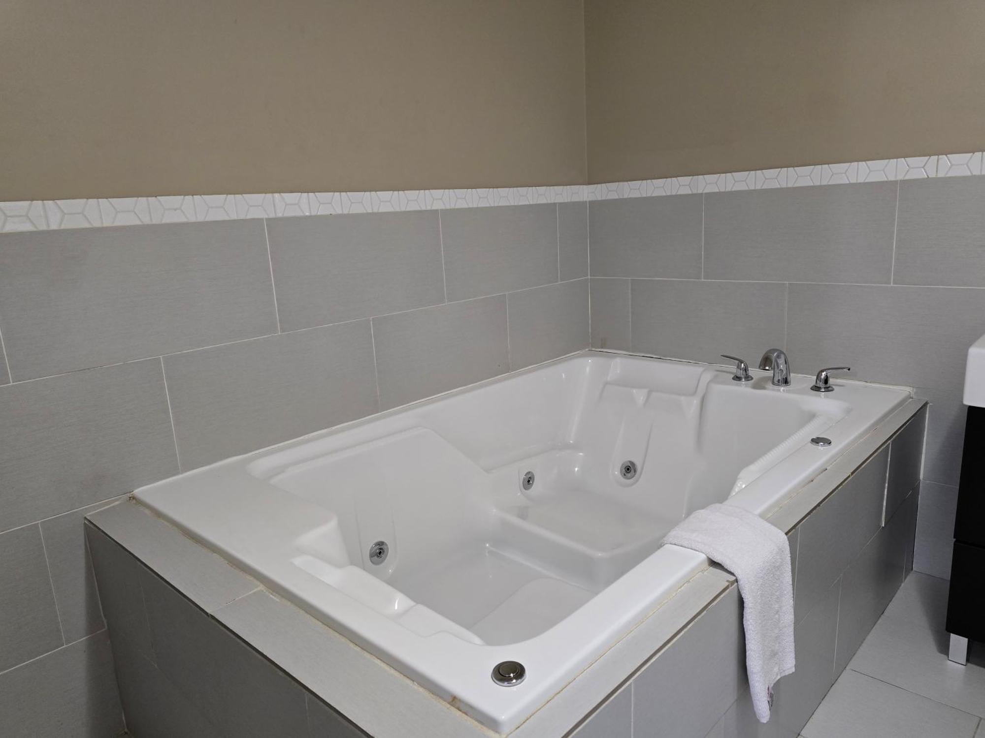Royal Lodge Edmonton Bagian luar foto