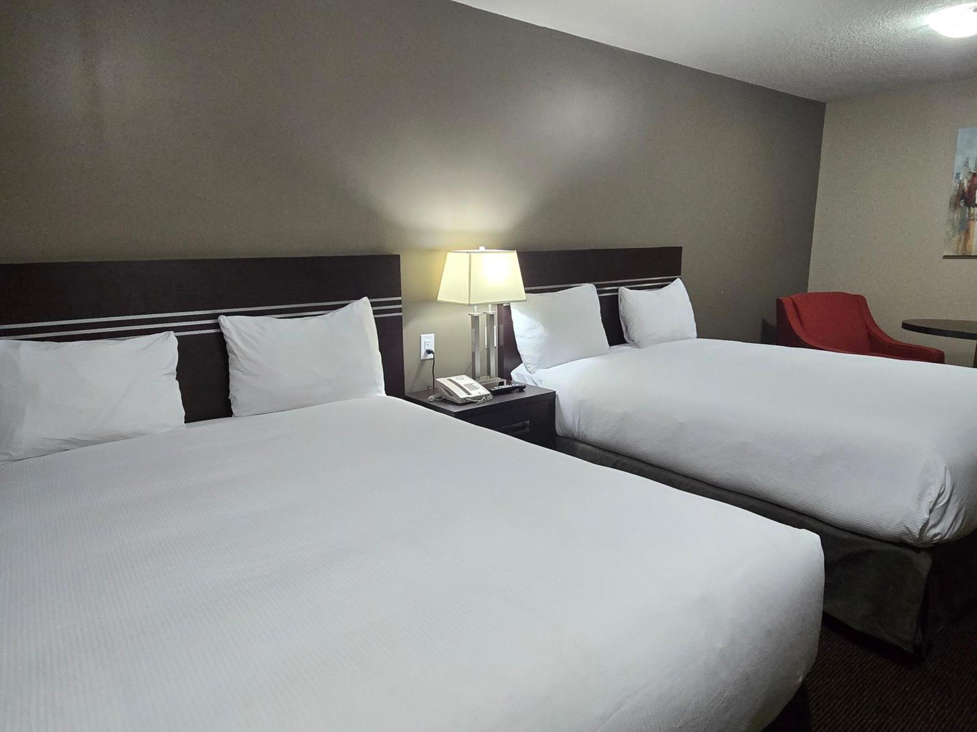 Royal Lodge Edmonton Bagian luar foto