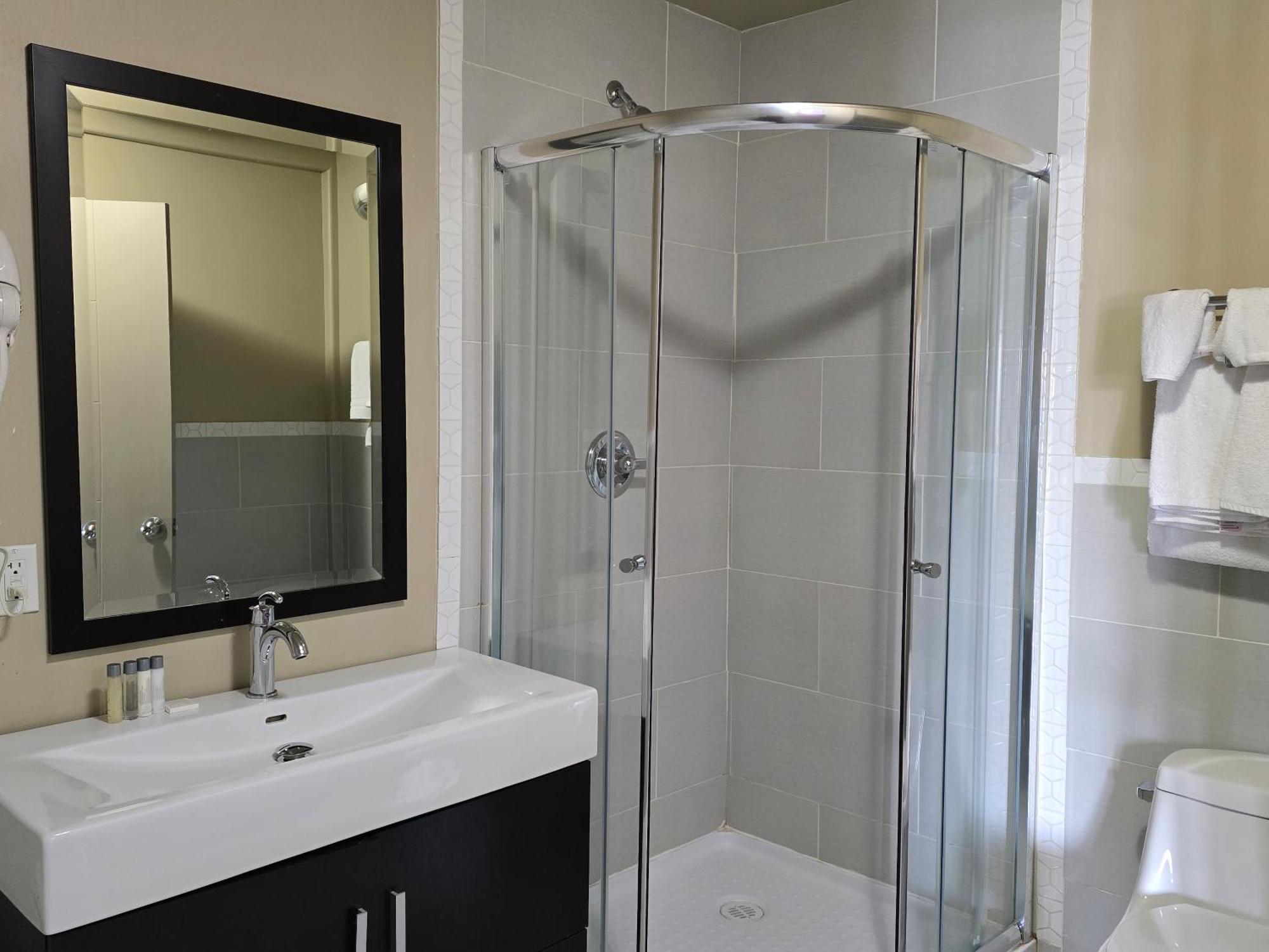 Royal Lodge Edmonton Bagian luar foto