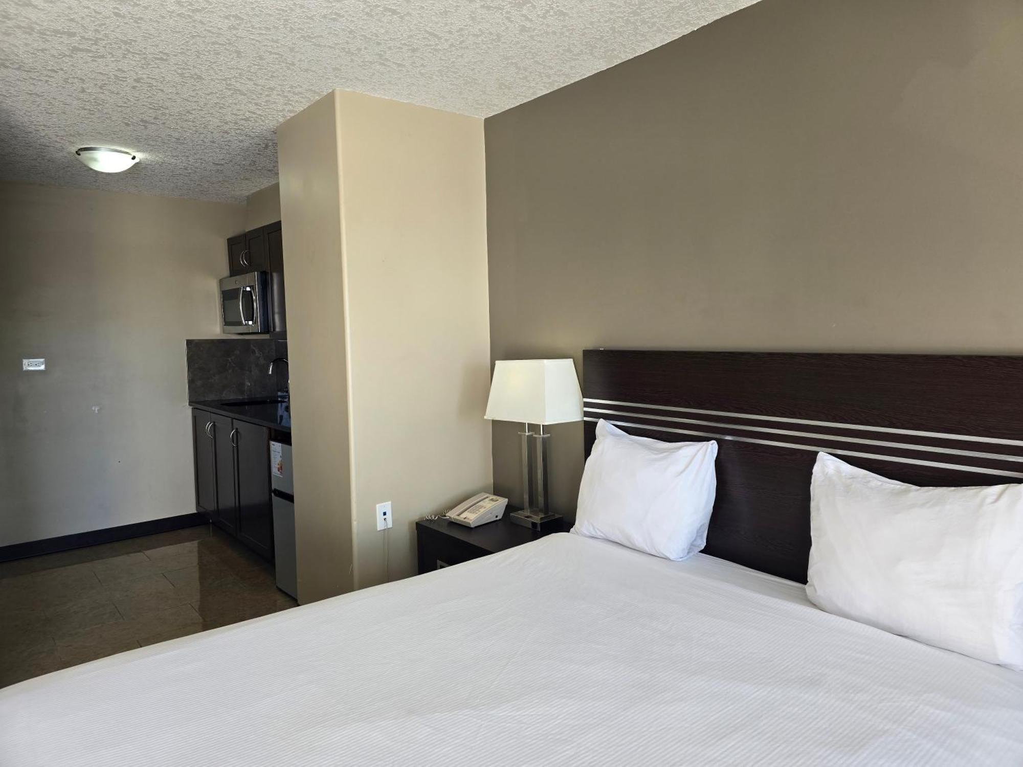 Royal Lodge Edmonton Bagian luar foto