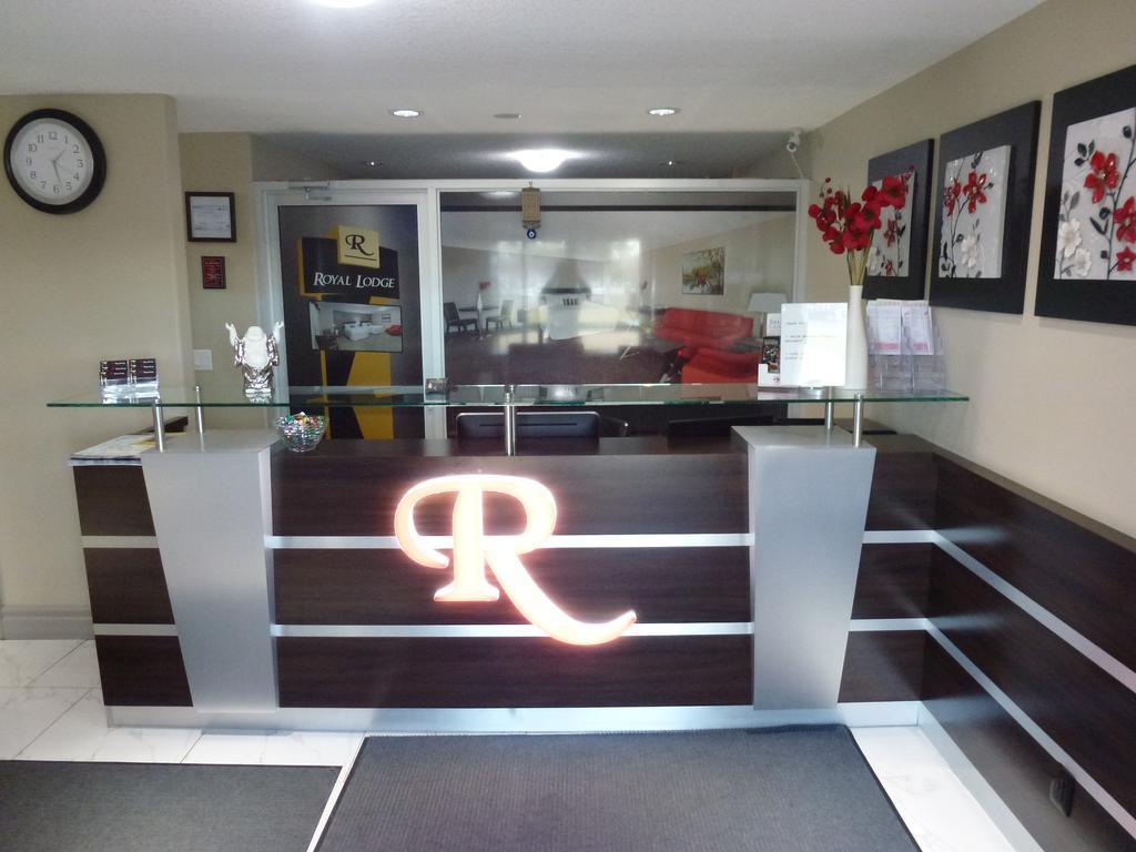 Royal Lodge Edmonton Bagian luar foto
