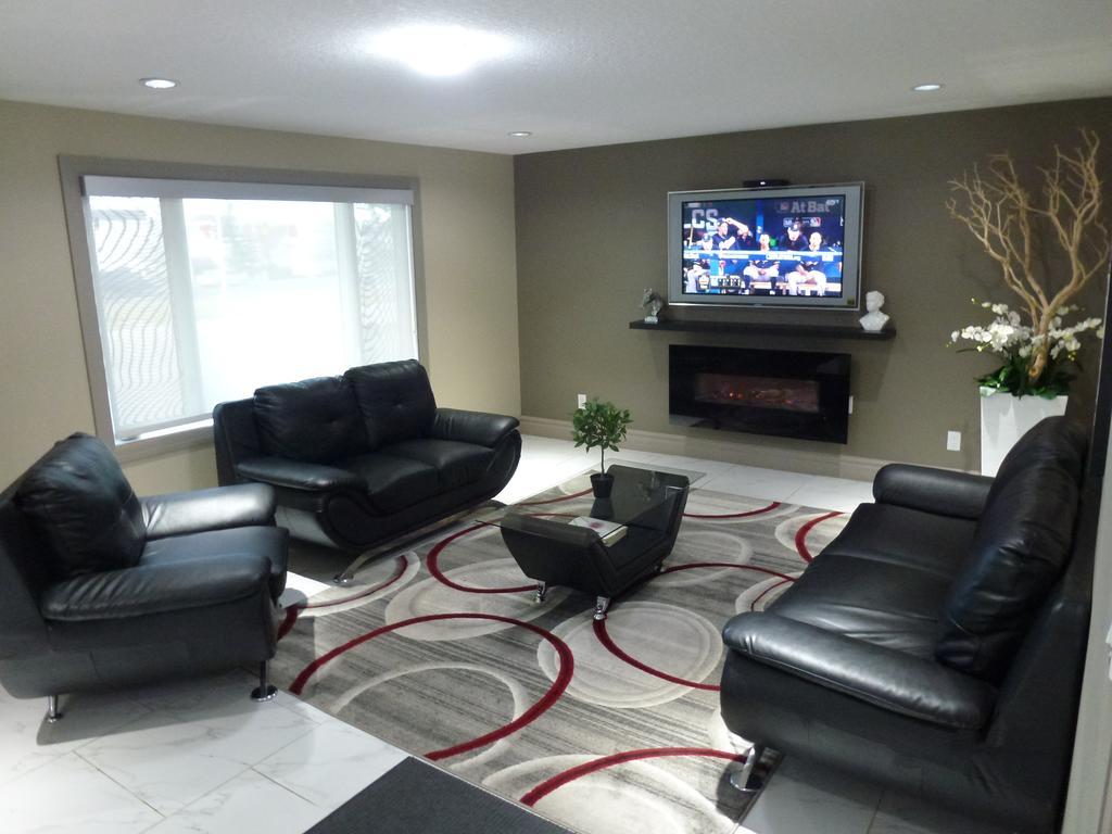 Royal Lodge Edmonton Bagian luar foto