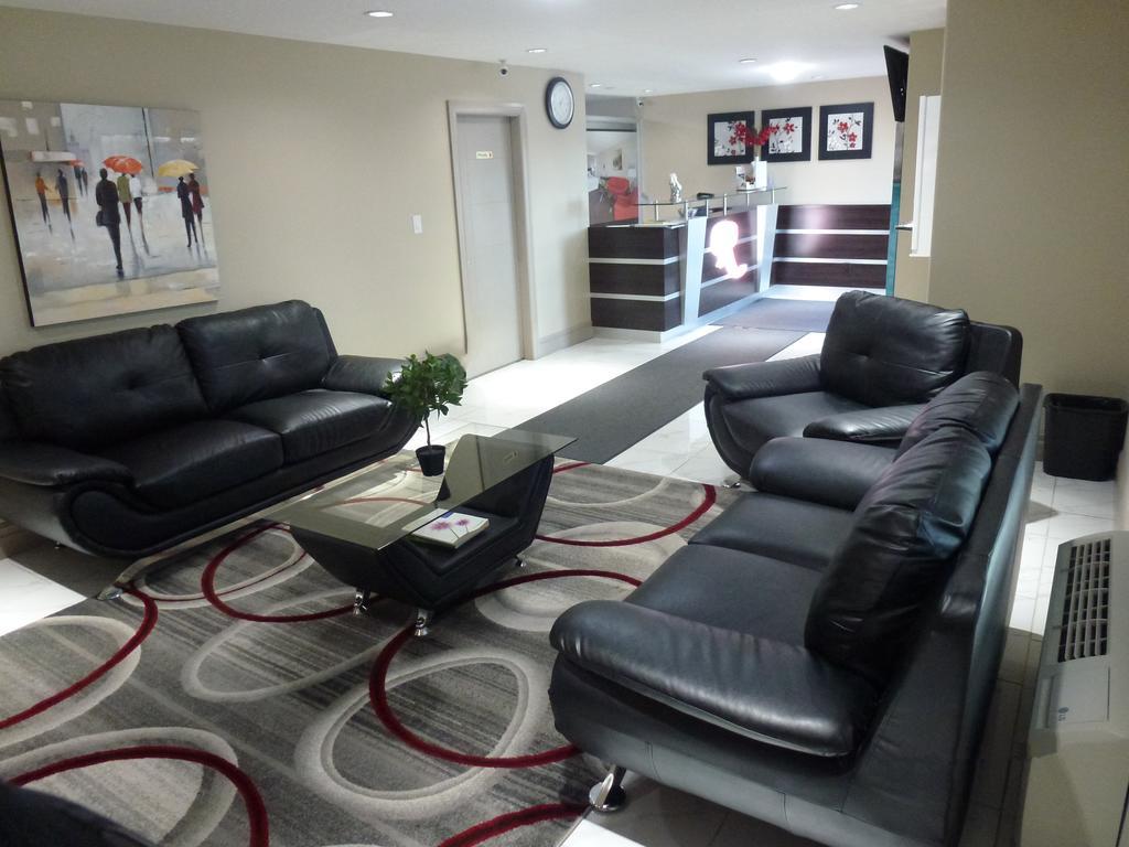 Royal Lodge Edmonton Bagian luar foto