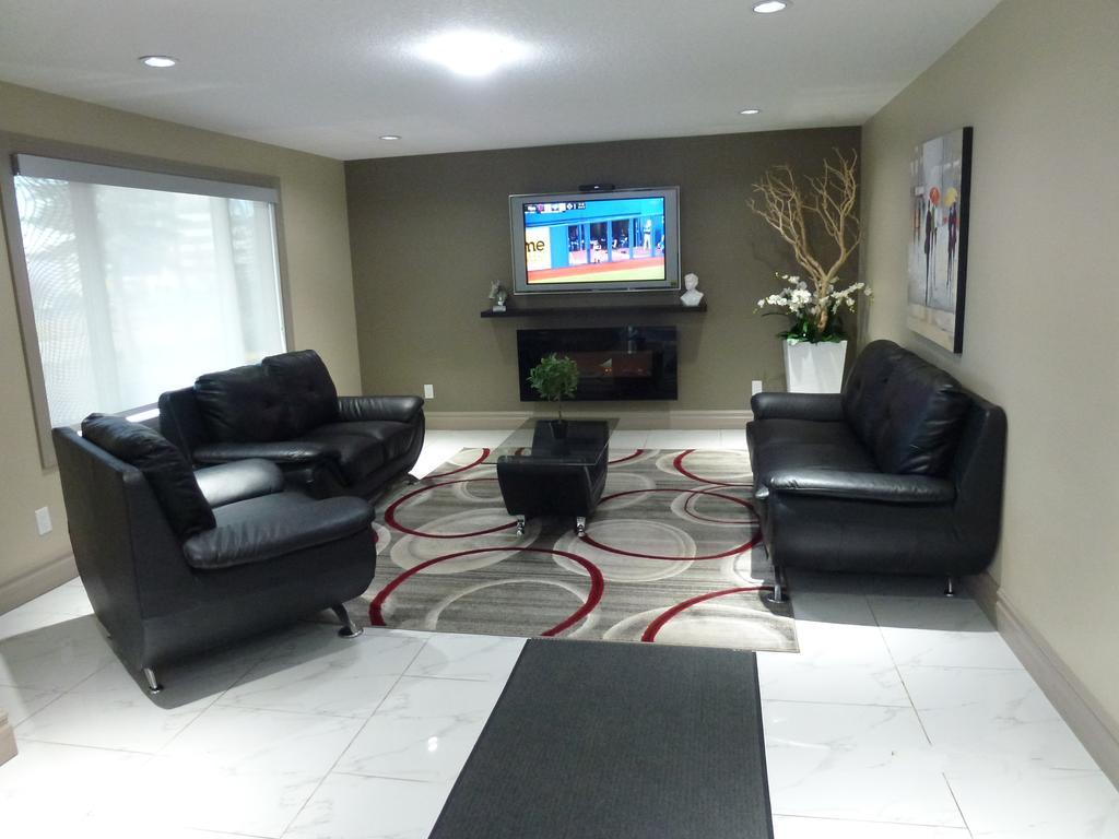 Royal Lodge Edmonton Bagian luar foto