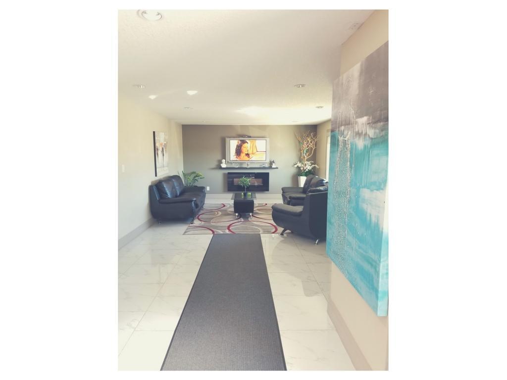 Royal Lodge Edmonton Bagian luar foto