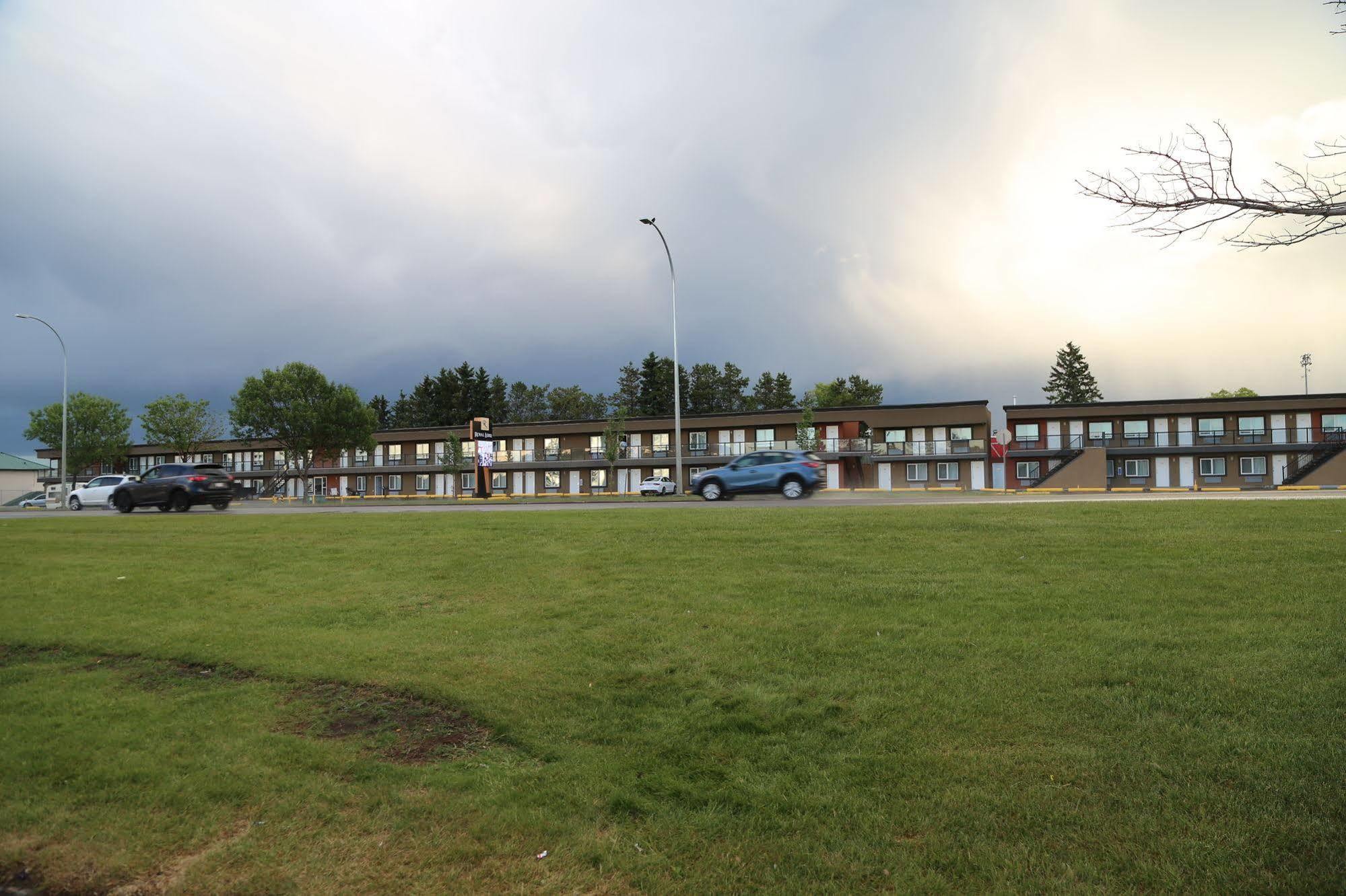 Royal Lodge Edmonton Bagian luar foto