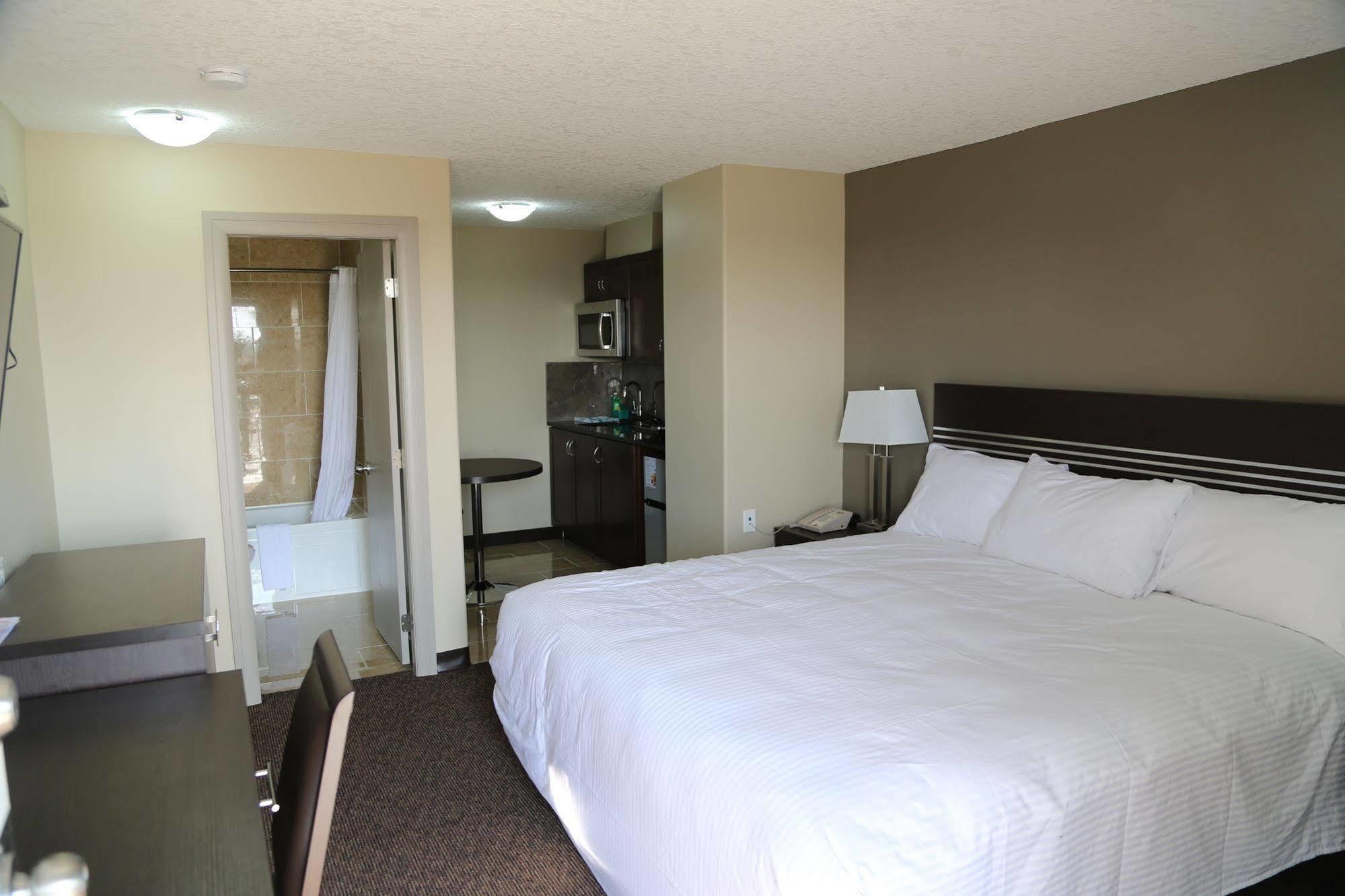 Royal Lodge Edmonton Bagian luar foto