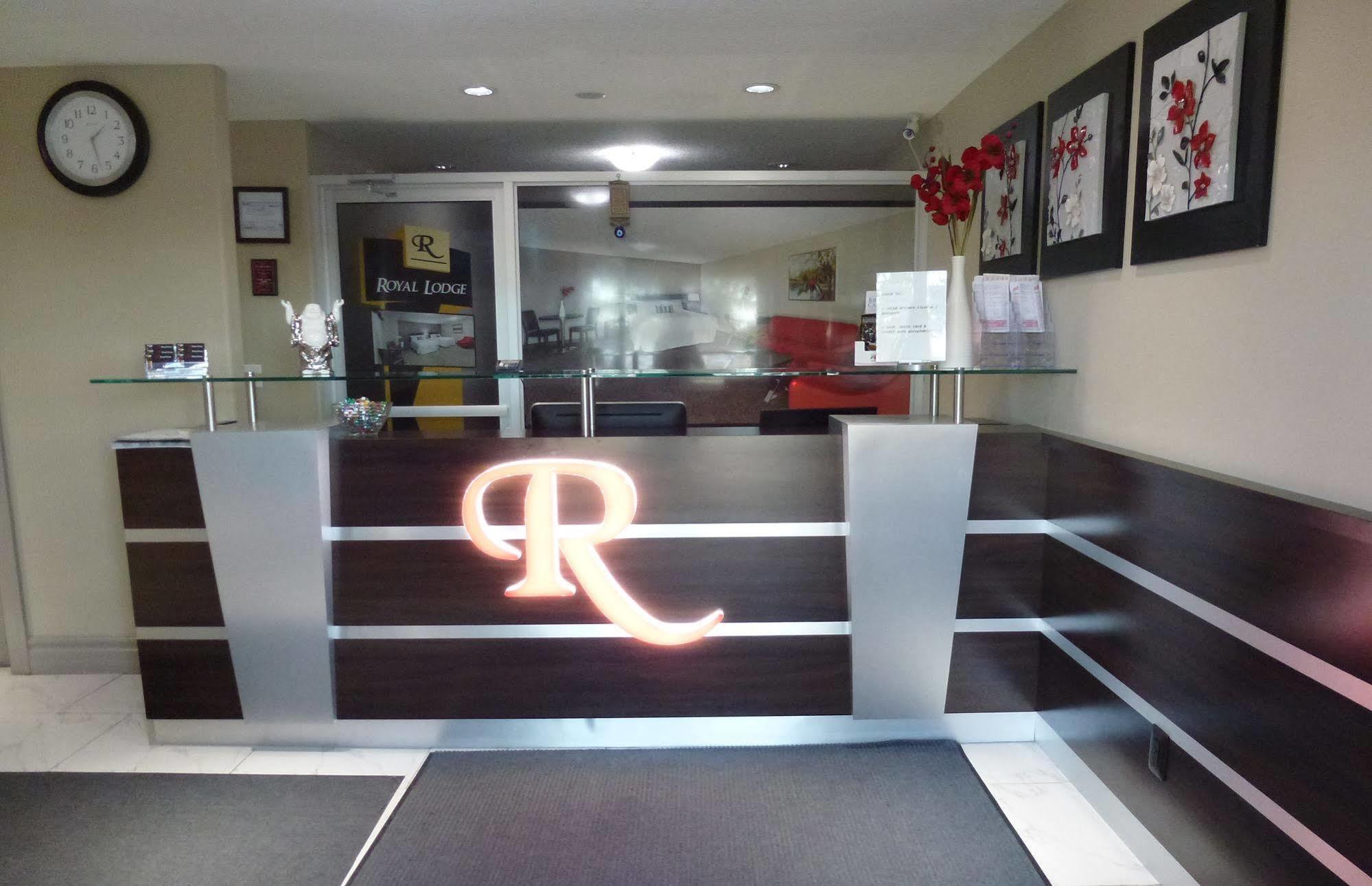 Royal Lodge Edmonton Bagian luar foto